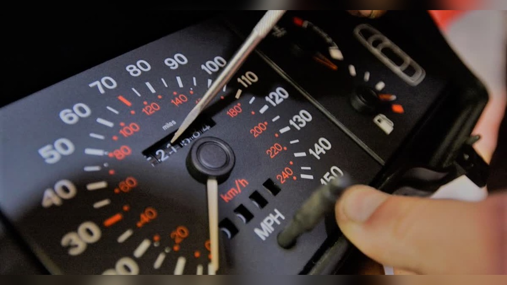 How to Set Mileage of Car